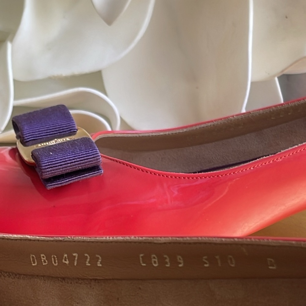 Salvatore Ferragamo Vera Pump in Two-Tone Patent Leather - Picture 12 of 16